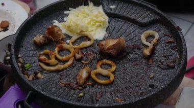 Ev Yapımı Et, sebze ve erimiş peynirle yiyebildiğin kadar yakın pişir