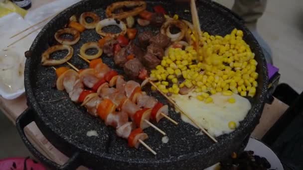 家常便饭与肉 蔬菜和融化的奶酪一起就餐 — 图库视频影像