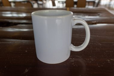 Kahverengi Ahşap Masa 'da Beyaz Kupanın Yakın Çekimi