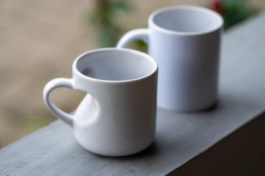 Her Yudumda Aşk: Aşk Tutamaklı Beyaz Kupanın Yakın Çekimi