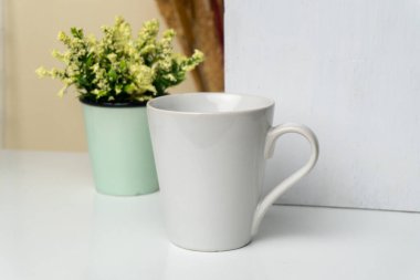 Beyaz bardak sıcak kahveyle dolu..