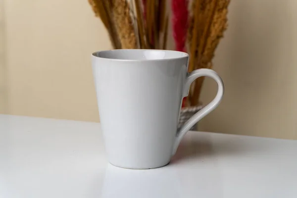 Een Witte Mok Gevuld Met Hete Koffie Binnen — Stockfoto