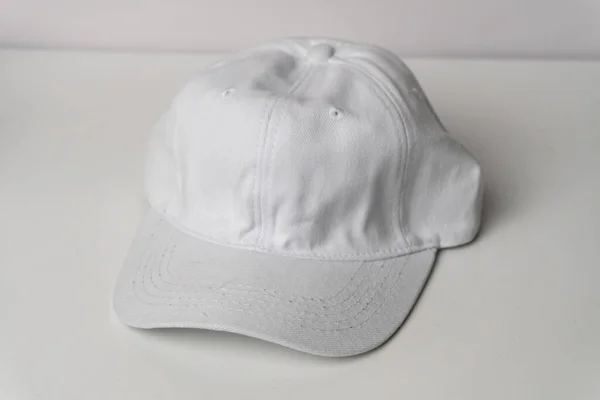Weiße Mütze Die Drinnen Getragen Wird Bekleidungszubehör — Stockfoto