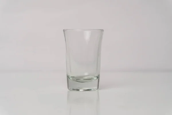 Bebida Refrescante Vidro Transparente Fundo Branco — Fotografia de Stock
