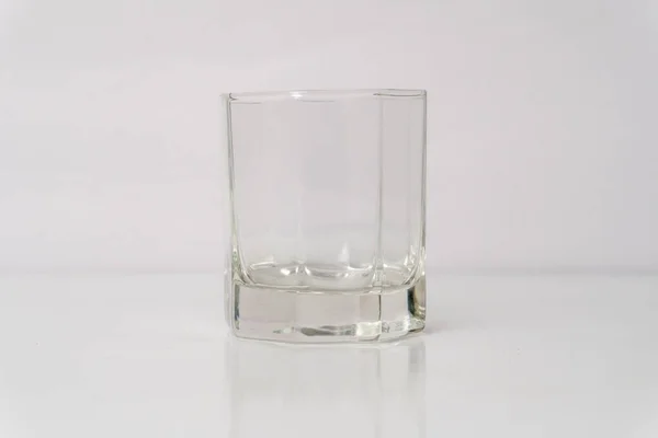 Bebida Refrescante Vidro Transparente Fundo Branco — Fotografia de Stock