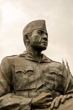 Soekarno heykeli, ilk Endonezya başkanı bir anıtın yanındaki ağacın yanında duruyor..