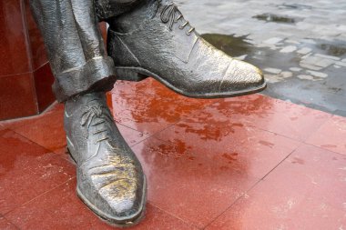 Soekarno heykeli, ilk Endonezya başkanı bir anıtın yanındaki ağacın yanında duruyor..