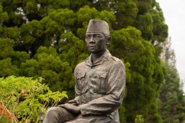 Soekarno heykeli, ilk Endonezya başkanı bir anıtın yanındaki ağacın yanında duruyor..