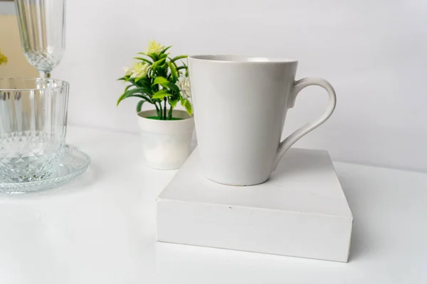 Une Tasse Café Céramique Blanche Sur Une Table Blanche Intérieur — Photo