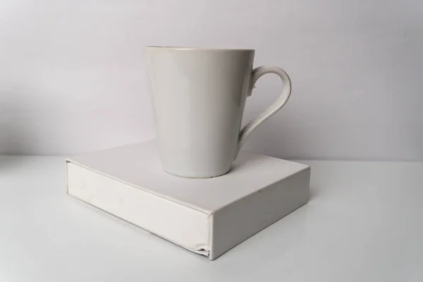 Ένα Λευκό Κεραμικό Φλιτζάνι Καφέ Ένα Λευκό Τραπέζι Μέσα Στο — Φωτογραφία Αρχείου