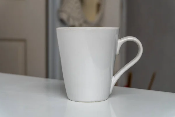Eine Weiße Kaffeetasse Aus Keramik Auf Einem Weißen Tisch Studio — Stockfoto