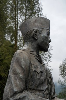 Soekarno heykeli, ilk Endonezya başkanı bir anıtın yanındaki ağacın yanında duruyor..