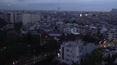 Yüksek bir binanın penceresinden şehrin ufuk çizgisi görüntüsü