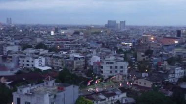 Yüksek bir binanın penceresinden şehrin ufuk çizgisi görüntüsü