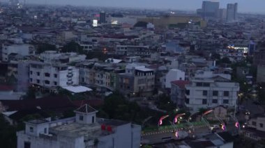 Yüksek bir binanın penceresinden şehrin ufuk çizgisi görüntüsü