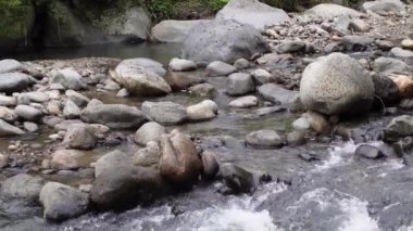 Doğadaki kayalar arasında akan nehir suyu.