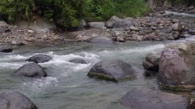 Doğadaki kayalar arasında akan nehir suyu.