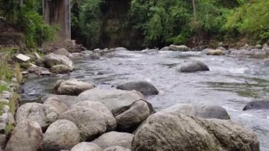 Doğadaki kayalar arasında akan nehir suyu.