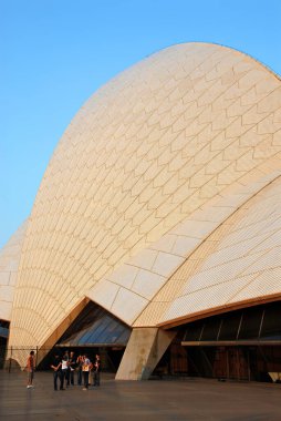 Sydney, New South Wales, Avustralya: Öğleden sonra insanlarla birlikte Sydney Opera Evi 'nin manzarası. Sydney Opera Binası.