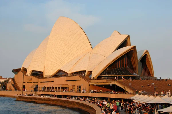 シドニー ニューサウスウェールズ州 オーストラリア 人々の群衆と午後遅くにシドニーオペラハウスのビュー シドニーのオペラハウス — ストック写真