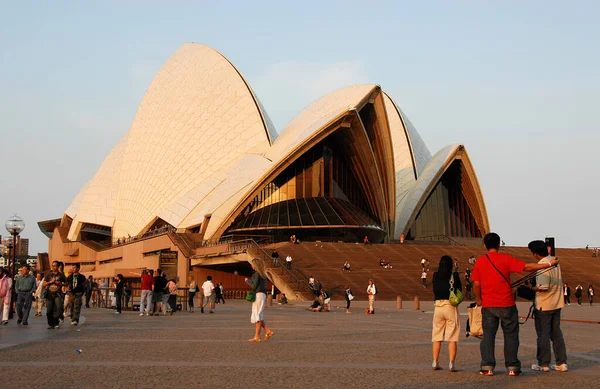 シドニー ニューサウスウェールズ州 オーストラリア 人々と午後遅くにシドニーオペラハウスのビュー シドニーのオペラハウス — ストック写真