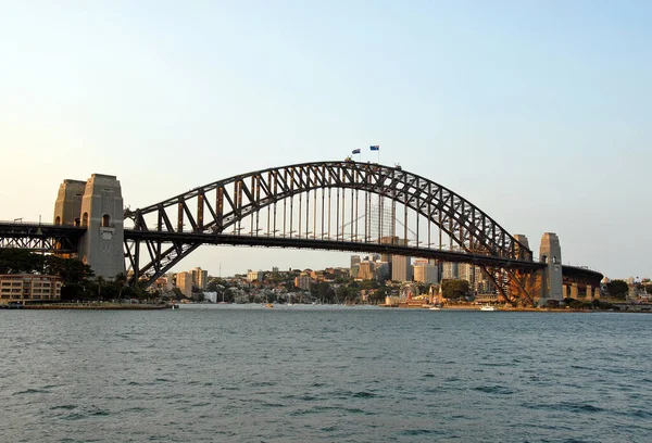 シドニー ニューサウスウェールズ州 オーストラリア シドニーハーバーブリッジと午後のシドニー市 シドニーのハーバーブリッジ — ストック写真