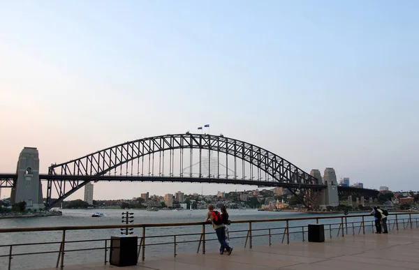 シドニー ニューサウスウェールズ州 オーストラリア シドニーハーバーブリッジと夕方のシドニー市 シドニーのハーバーブリッジ — ストック写真