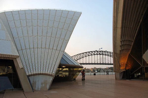 シドニー ニューサウスウェールズ州 オーストラリア 背後にある人々とシドニーハーバーブリッジとシドニーオペラハウスの詳細 シドニーのオペラハウス — ストック写真