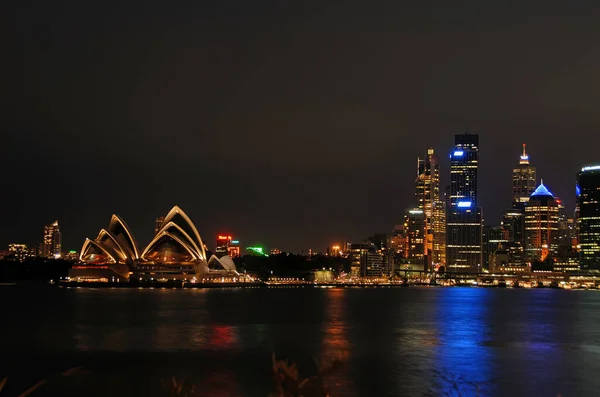 シドニー ニューサウスウェールズ州 オーストラリア シドニー ハーバーシドニー オペラハウスと市内と夜 シドニー港の夜景 — ストック写真
