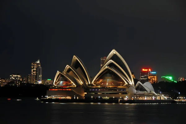 シドニー ニューサウスウェールズ州 オーストラリア シドニーオペラハウスの背後にある都市と夜に シドニー オペラハウスの夜景 — ストック写真