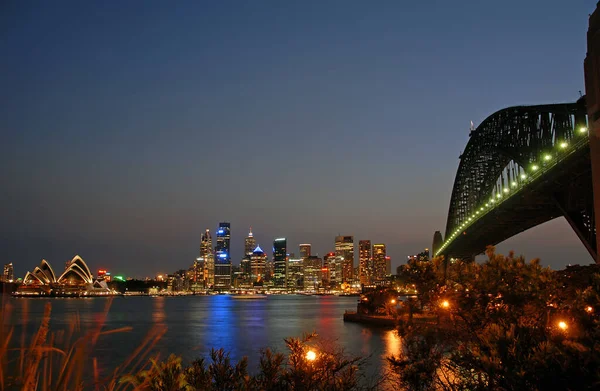 シドニー ニューサウスウェールズ州 オーストラリア ハーバーブリッジ オペラハウス 都市と夜のシドニー港 シドニー港の夜景 — ストック写真