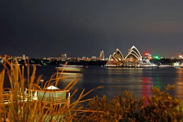 シドニー ニューサウスウェールズ州 オーストラリア シドニーオペラハウスの背後にある都市と夜に シドニー オペラハウスの夜景 — ストック写真