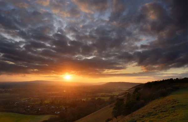 İngiltere, Surrey 'de Reigate ve Dorking arasındaki Colley Hill' den gün batımı görüntüsü. Surrey Hills 'in Kuzey Tepelerindeki Olağanüstü Doğal Güzellik Bölgesi. Greensand Ridge 'deki Leith Hill' e doğru bakıyorum..