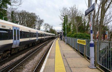 Beckenham, Kent, UK: Eden Park tren istasyonu istasyonunu ve bir Güneydoğu trenini gösteriyor. Beckenham, Londra 'nın Bromley ilçesinde..