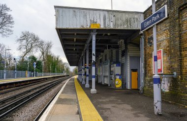 Beckenham, Kent, UK: Eden Park tren istasyonu istasyon platformunu ve binasını gösteriyor. Beckenham, Londra 'nın Bromley ilçesinde..