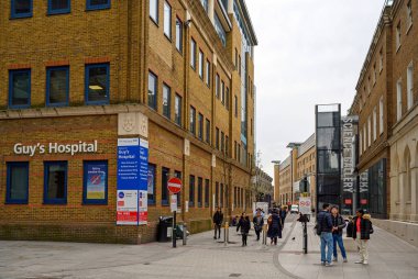 Great Maze Pond 'daki Guy' s Hospital kampüsüne giriş. Londra Köprüsü yakınlarındaki St. Thomas Caddesi 'nden görüntü.