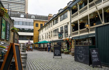 Londra, UK: George Inn, Londra Köprüsü yakınlarındaki Borough High Street 'in hemen dışında geleneksel bir bar. George Londra 'daki en eski halk evlerinden biridir..