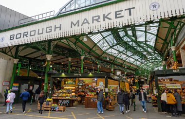 Londra, İngiltere: Stoney Caddesi 'ndeki Borough Market Girişi ve taze meyve ve sebze tezgahları. Bu ünlü ve tarihi gıda pazarı 1756 'dan beri bu bölgede ticaret yapıyor..