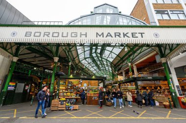 Londra, İngiltere: Stoney Caddesi 'ndeki Borough Market Girişi ve taze meyve ve sebze tezgahları. Bu ünlü ve tarihi gıda pazarı 1756 'dan beri bu bölgede ticaret yapıyor..