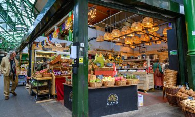 Londra, İngiltere: Borough Market 'te taze meyve ve sebze tezgahı. Bu ünlü ve tarihi gıda pazarı 1756 'dan beri bu bölgede ticaret yapıyor..