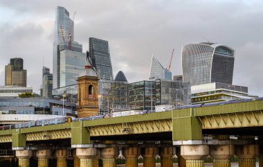 Londra, İngiltere: Londra şehrinin gökdelenleri, 42. Kule, 22 Bishopsgate, Cheesegrater, Scalpel ve Walkie-Talkie binalarıyla. Canon Caddesi Demiryolu Köprüsü ve Thames Nehri önplanda