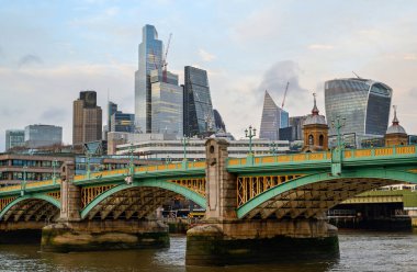 Londra, İngiltere: Londra şehrinin gökdelenleri, 42. Kule, 22 Bishopsgate, Cheesegrater, Scalpel ve Walkie-Talkie binalarıyla. Southwark Köprüsü ve Thames Nehri önplanda.