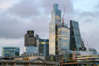 Londra, İngiltere: Londra şehrinin gökdelenleri, 42. Kule, 22 Bishopsgate ve Cheesegrater binalarıyla. Arkasında bulutlar olan binaların detayları. Öğleden sonra görünümü.