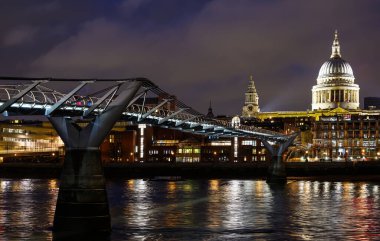 Londra, İngiltere: Önplanında Milenyum Köprüsü ve Thames Nehri olan St. Paul Katedrali 'nin Kubbesi.