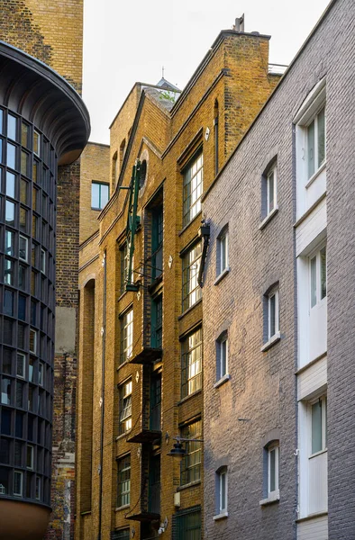 브리지 보로우 Southwark Clink Street 오후의 아래서 건물들을 구경함 — 스톡 사진