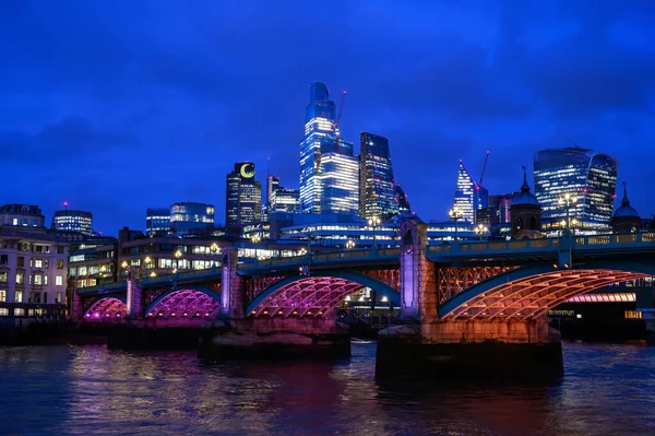 ロンドン イギリス タワー42 Bishopsgate Cheesegrater Scalpel Walkie Talkieビルと夜のロンドン市の高層ビル 手前のサウスワーク橋とテムズ川 — ストック写真