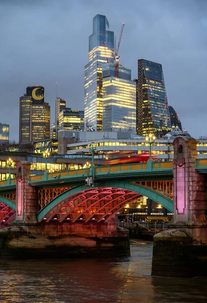 ロンドン タワー42 BishopsgateとCheesegrater建物と夕暮れ時にロンドン市の高層ビル 手前に赤いロンドンバスとテムズ川のあるサウスワーク橋 — ストック写真