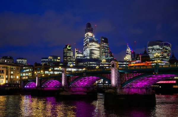 ロンドン イギリス タワー42 Bishopsgate Cheesegrater Scalpel Walkie Talkieビルと夜のロンドン市の高層ビル サウスワーク橋と赤いロンドンバスとテムズ川 — ストック写真