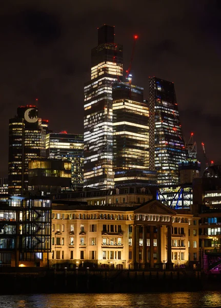 ロンドン タワー42 BishopsgateとCheesegrater建物と夜のロンドン市の高層ビル 前景にバンナー プレイスとテムズ川 — ストック写真