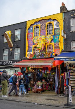 Camden Town, Londra, İngiltere: Camden High Caddesi 'ndeki renkli dükkan.